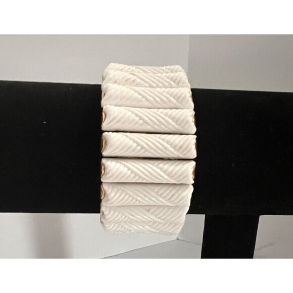 White Mid Century Stretch Expansion Bracelet Textured Acrylic MCM 1.125" Wide - Picture 3 of 9